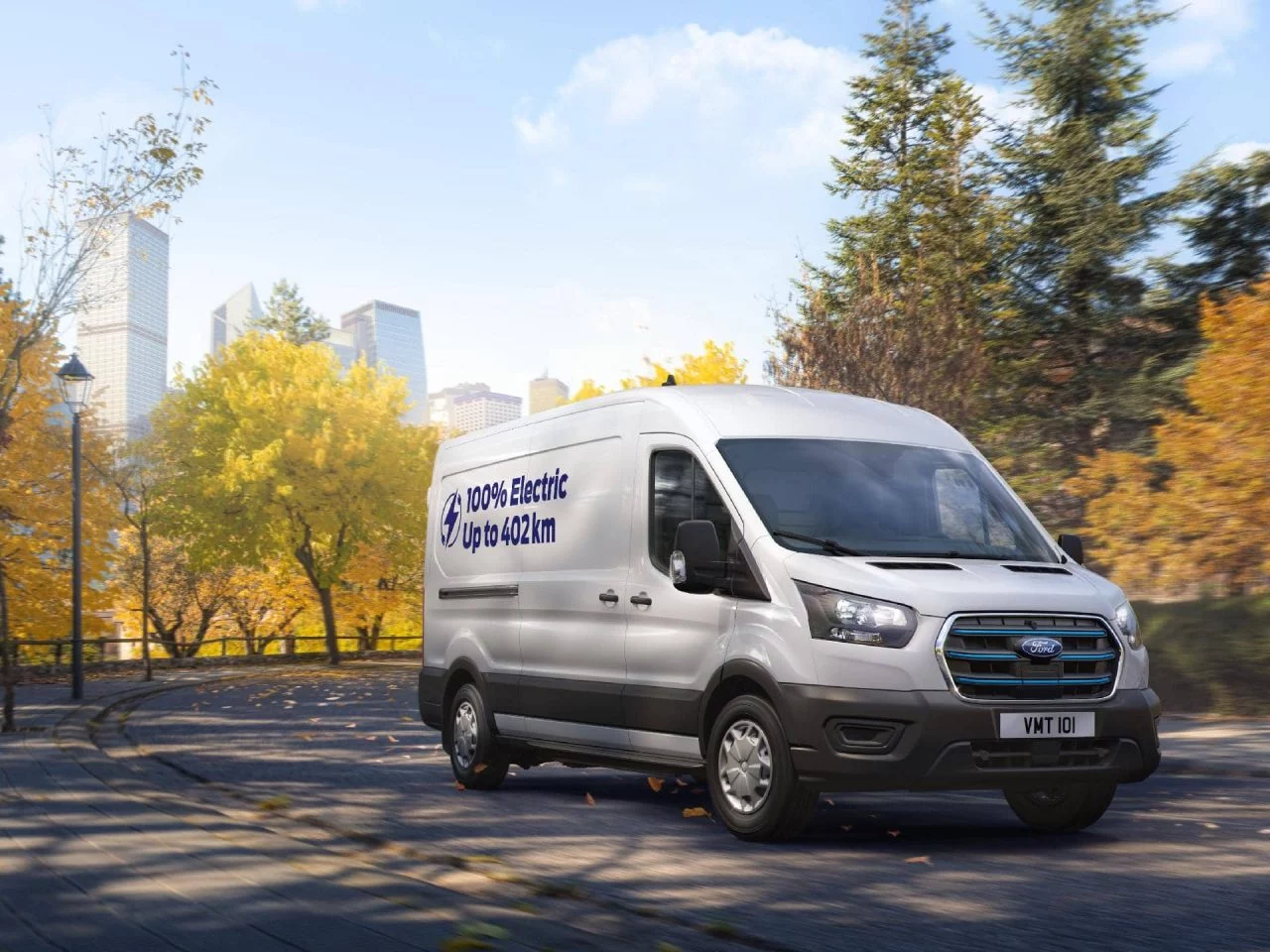 Ford E-Transit de autonomía extendida en movimiento, demostrando su diseño funcional y capacidad eléctrica.