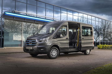 Vista lateral del Ford E-Transit Minibus, mostrando su diseño moderno y funcional.