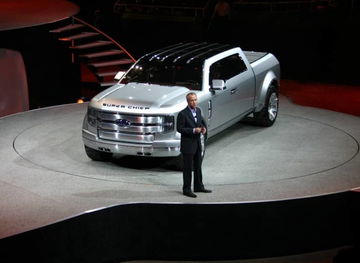 Vista frontal y lateral del Ford Super Chief Concept en presentación.