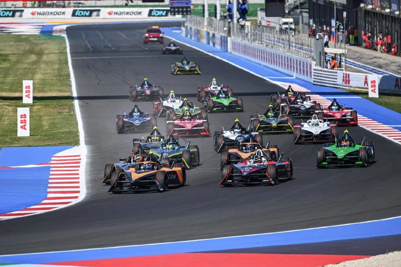 Porsche lidera imponente en la final de Misano, marcando territorio en la Formula E.