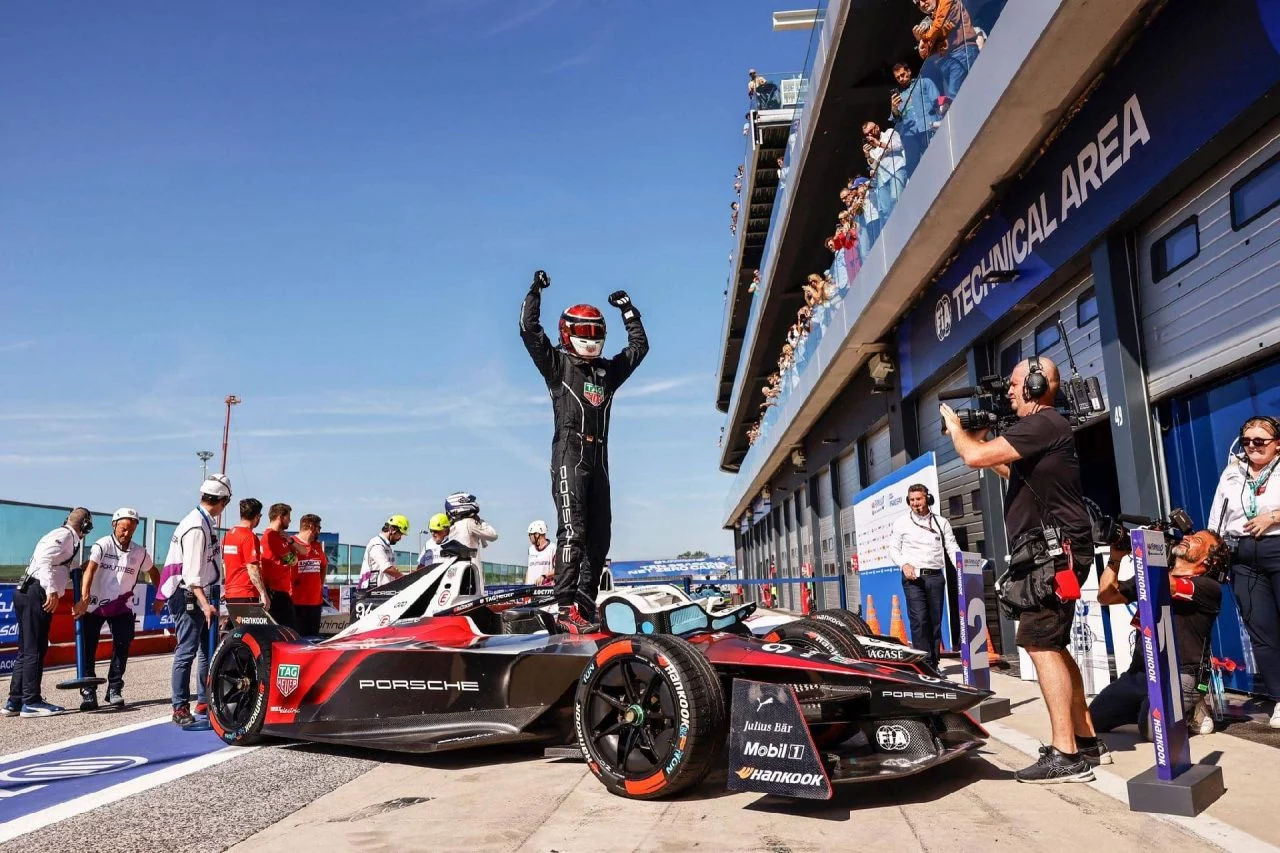 Porsche celebra victoria en Misano, redención tras jornada previa.