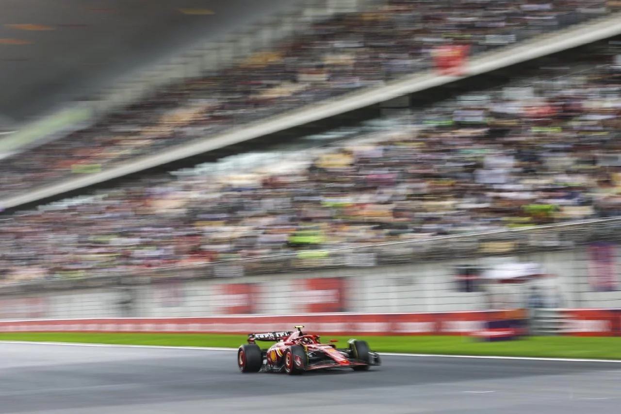 Un monoplaza de F1 mostrando una velocidad impresionante en los entrenamientos libres del GP de China.