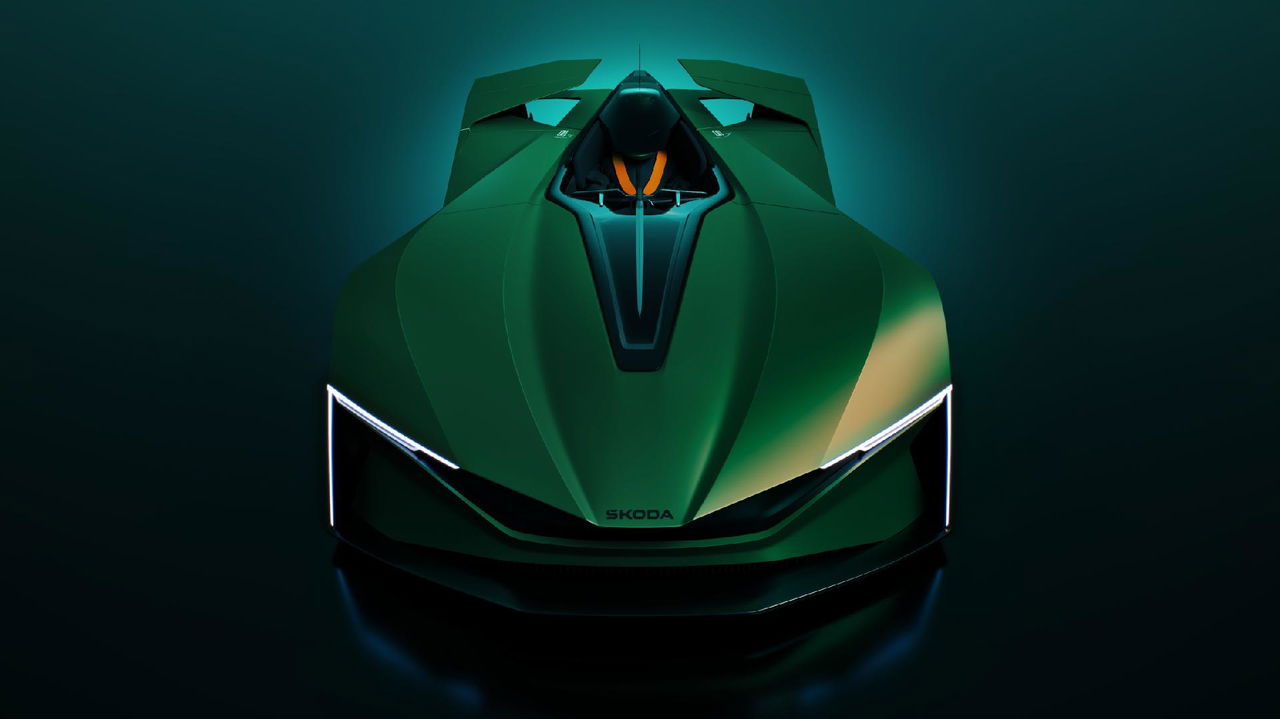 Vista frontal del Škoda Vision GT, destacando su diseño audaz y faros futuristas