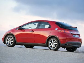 Vista lateral del Honda Civic que muestra su línea aerodinámica y llantas deportivas