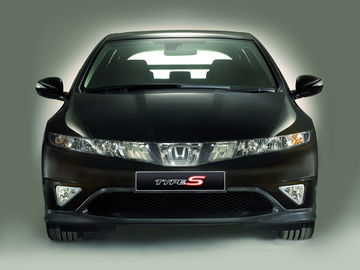 Vista frontal del Honda Civic Type S, destacando su parrilla deportiva y faros agresivos.