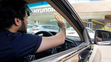 Una vista al detalle del nuevo film de enfriamiento nano de Hyundai aplicado en la ventana.