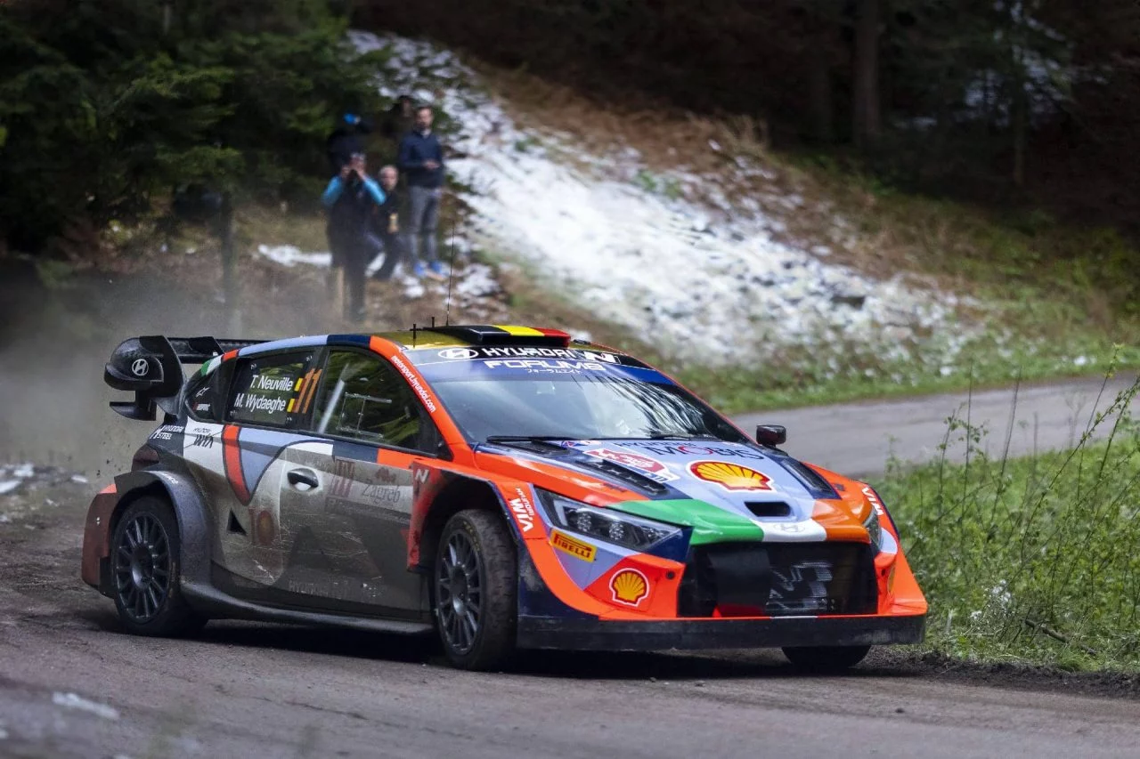 Hyundai i20 Coupe WRC en acción durante el rally de Croacia, deslizándose en una curva.