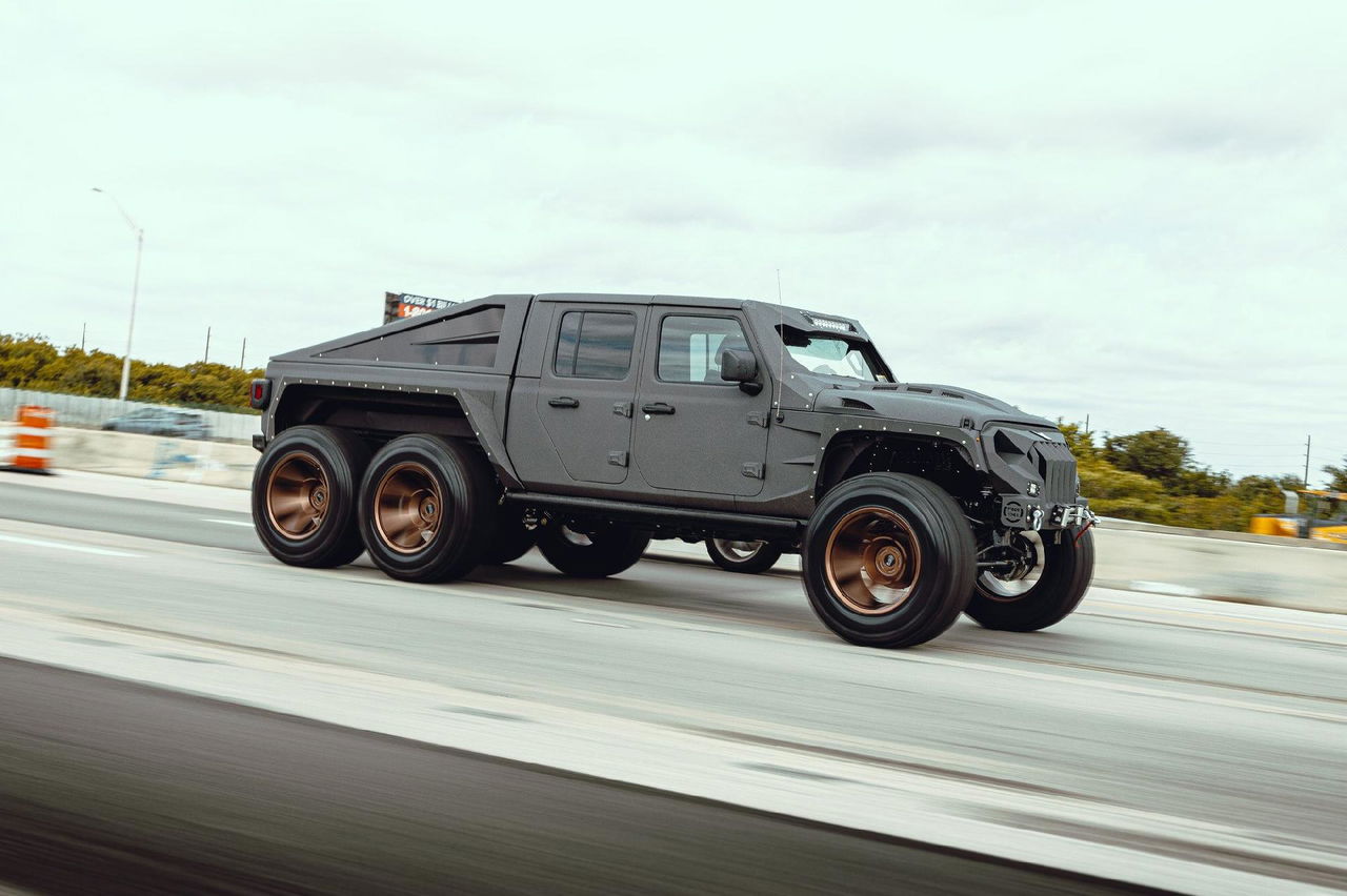 Vehículo de seis ruedas con diseño robusto y extendido en carretera