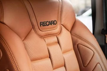 Asientos Recaro en piel con detalle de costuras, parte del interior del Ineos Grenadier.