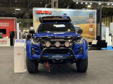 Vista frontal del Isuzu D-MAX, destacando su robustez y equipamiento off-road.