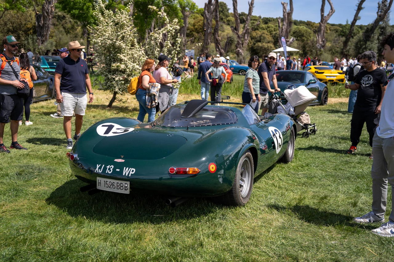 Vista trasera y lateral de un Jaguar clásico en exhibición al aire libre.