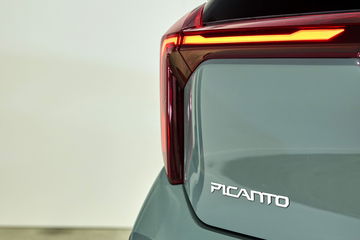 Vista detallada del piloto trasero y diseño del Kia Picanto 2024.