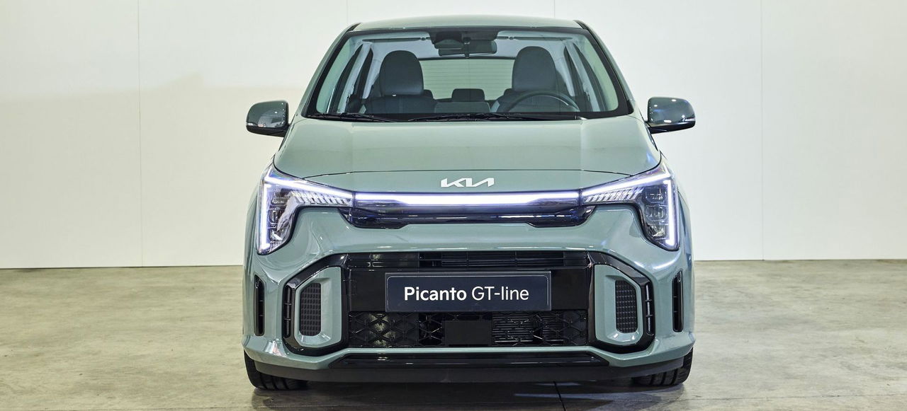 Vista frontal del Kia Picanto 2024, destacando su parrilla y diseño agresivo GT-line.