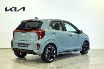 Vista trasera y lateral del Kia Picanto 2024, mostrando su diseño moderno y compacto.