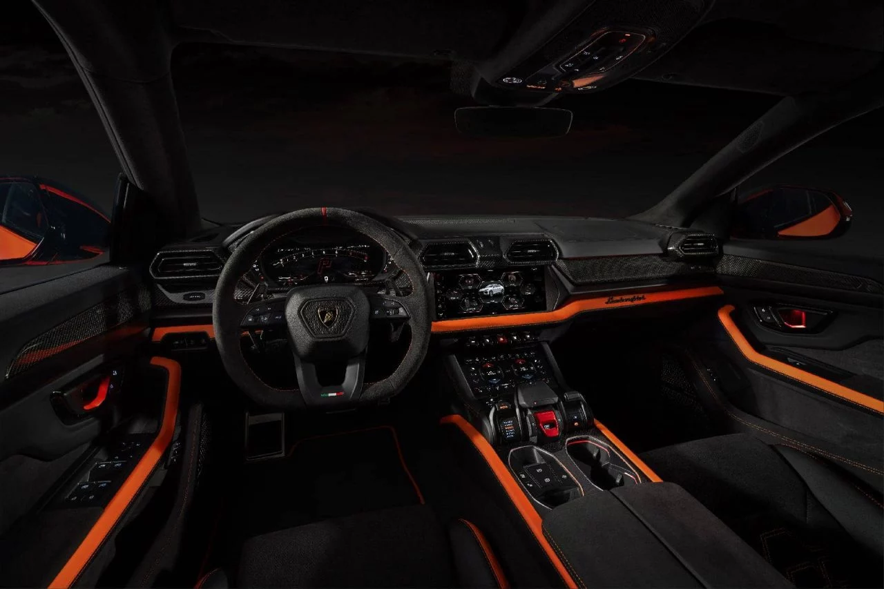 Vista del habitáculo del Lamborghini Urus SE 2024, sofisticación y deportividad en cada detalle.