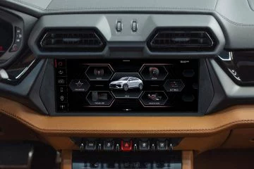 Vista del sistema de infotainment Lamborghini Urus SE 2024, con detalles en cuero.