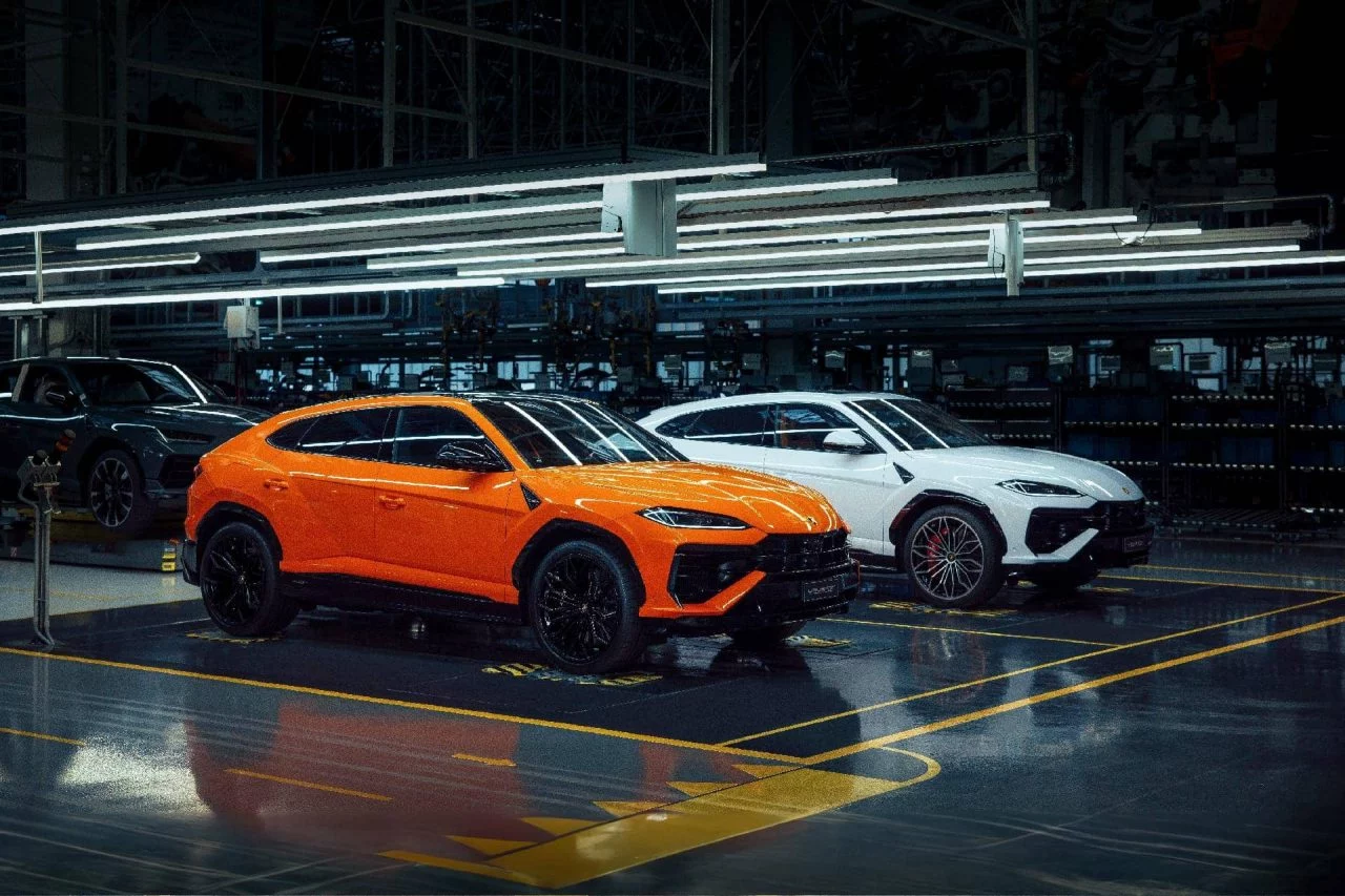 Vista lateral del Lamborghini Urus SE 2024 en acabado naranja y blanco.