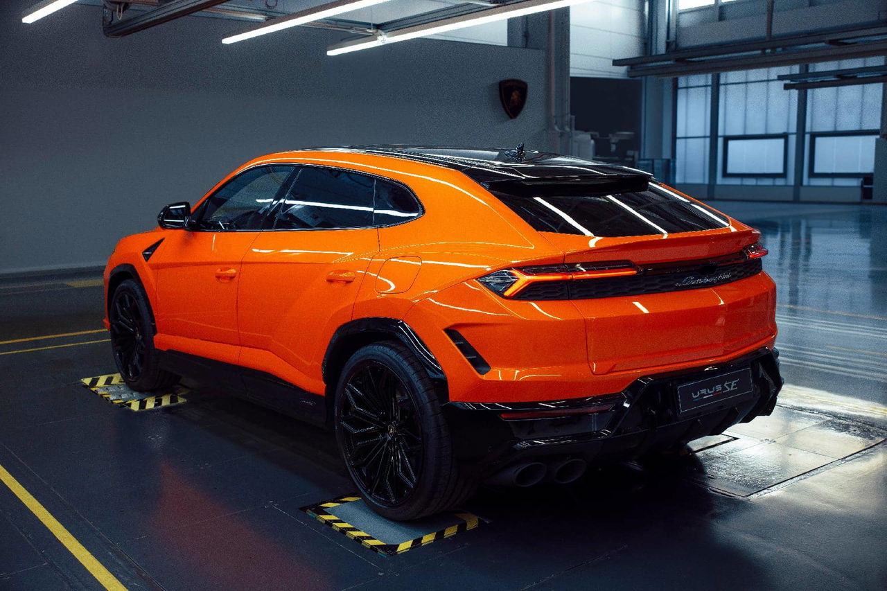 Vista trasera y lateral del Lamborghini Urus SE 2024 destacando su diseño audaz y deportivo.