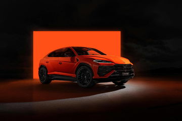 Vista lateral del Lamborghini Urus SE 2024, mostrando sus líneas dinámicas y perfil deportivo.