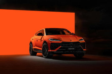 Lamborghini Urus SE 2024, vista lateral que muestra su diseño aerodinámico y líneas agresivas.