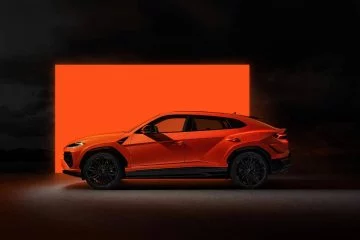 Vista lateral del Lamborghini Urus SE 2024 mostrando su aerodinámica silueta.