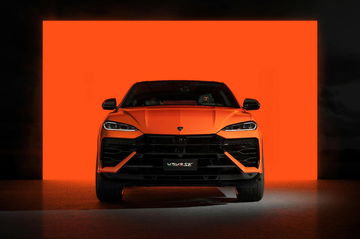 Vista frontal del Lamborghini Urus SE 2024 mostrando su agresiva parrilla y diseño aerodinámico.