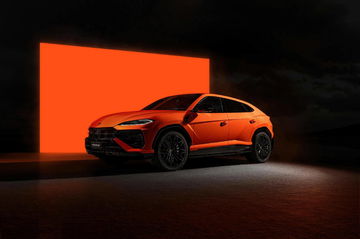 Vista lateral del Lamborghini Urus SE 2024, mostrando su perfil dinámico.