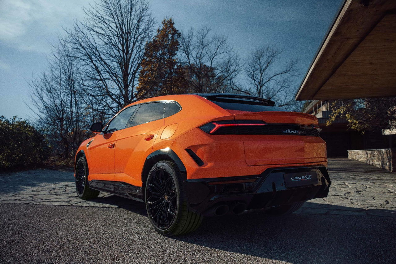 Vista imponente del Lamborghini Urus SE 2024 destacando su musculatura y diseño vanguardista.