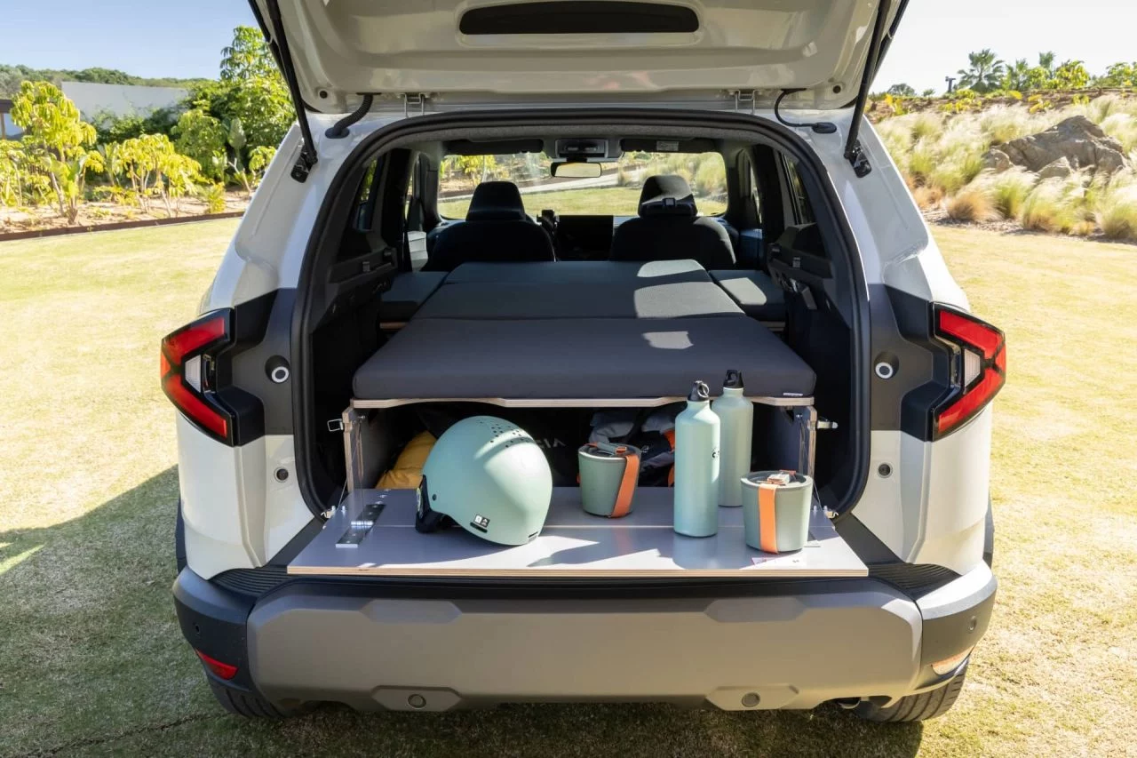 Vista trasera del Dacia Duster mostrando capacidad de carga del maletero.