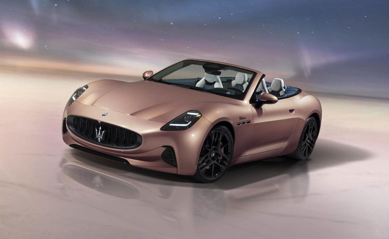 Majestuoso Maserati GranCabrio Folgore posa con elegancia.