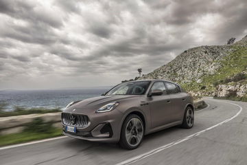 Vista dinámica del Maserati Grecale Trofeo en carretera serpenteante