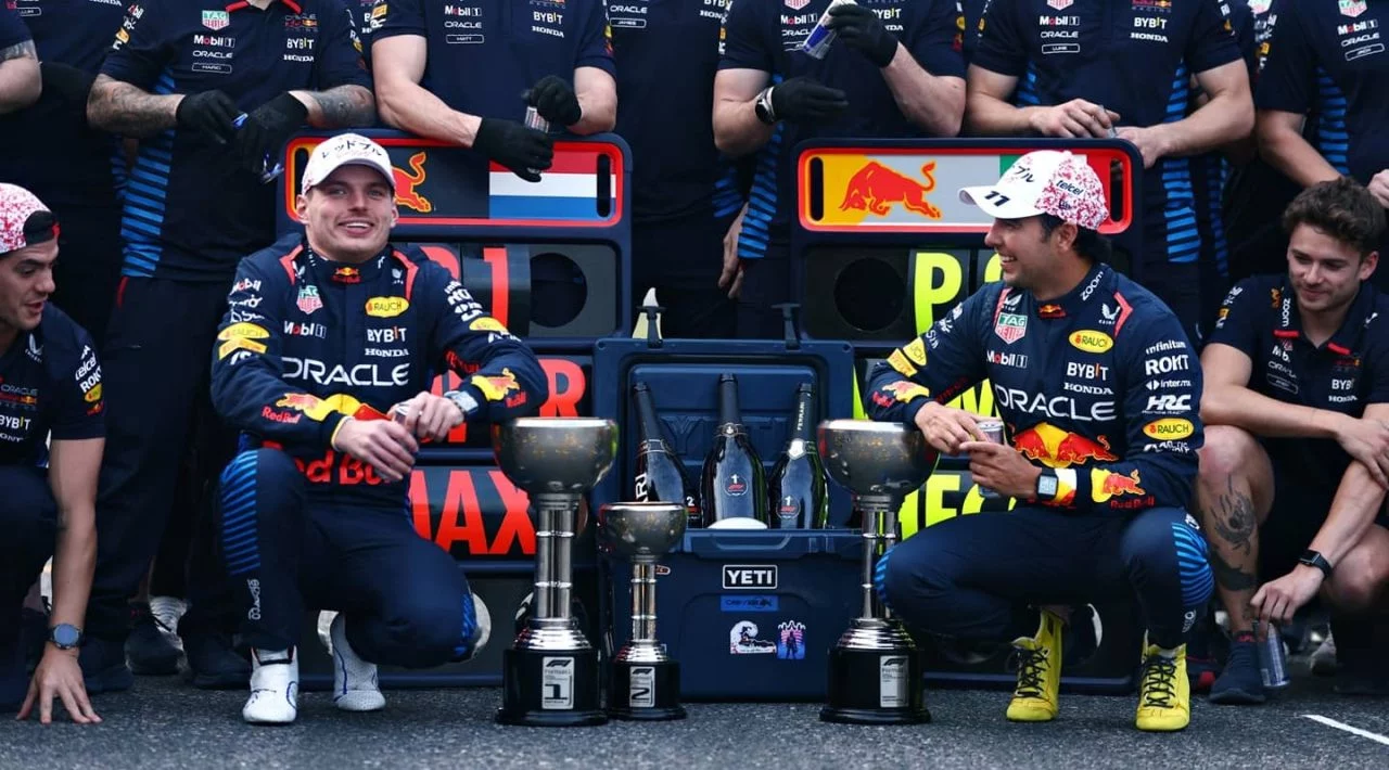 Max Verstappen y Sergio Pérez en el paddock, Japón 2024