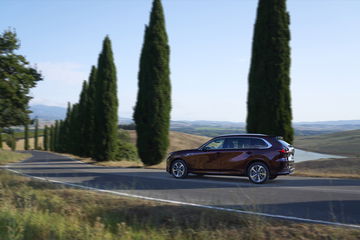 Vista dinámica del Mazda CX-80 2024 en color Rojo Artisan, destacando su silueta.