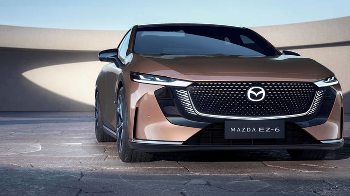 Vista frontal y lateral del Mazda EZ-6, mostrando su diseño vanguardista y líneas elegantes.