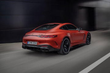 Vista dinámica del Mercedes-AMG GT 63 S E-Performance 2024 en movimiento.