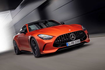 Vista dinámica del Mercedes-AMG GT 63 S E Performance 2024 en acción.