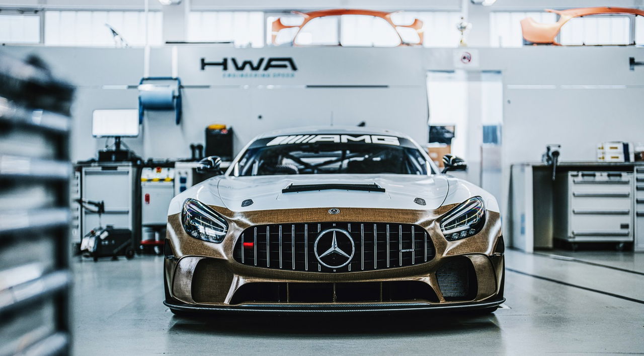 Vista frontal del imponente Mercedes AMG GT3 en taller de HWA.