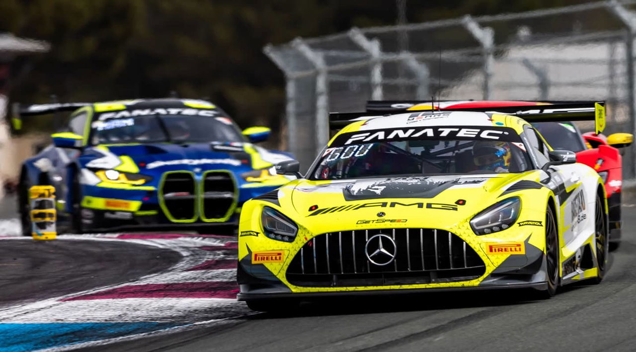 El Mercedes-AMG GT3 muestra su formidable estampa en competición, liderando el pelotón.