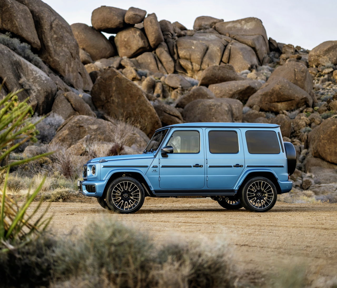 Vista lateral del Mercedes Clase G 2024 en imponente azul celeste