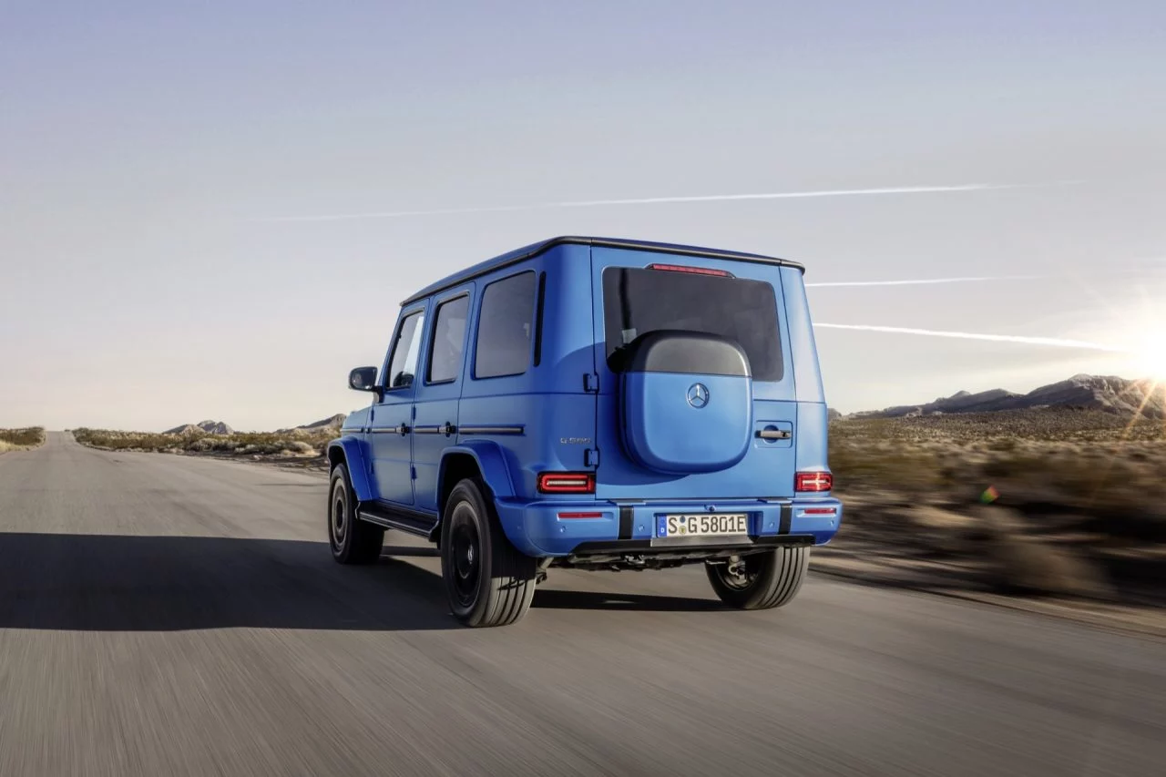 Vista dinámica del Mercedes Clase G 580 Eléctrico, destacando su icónico diseño.