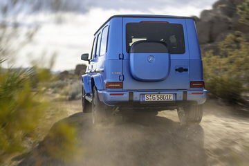 Vista dinámica del Mercedes Clase G 580 eléctrico, mostrando robustez y capacidad off-road.