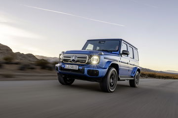 Vista dinámica del Mercedes Clase G 580 eléctrico, mostrando su robustez y diseño icónico.