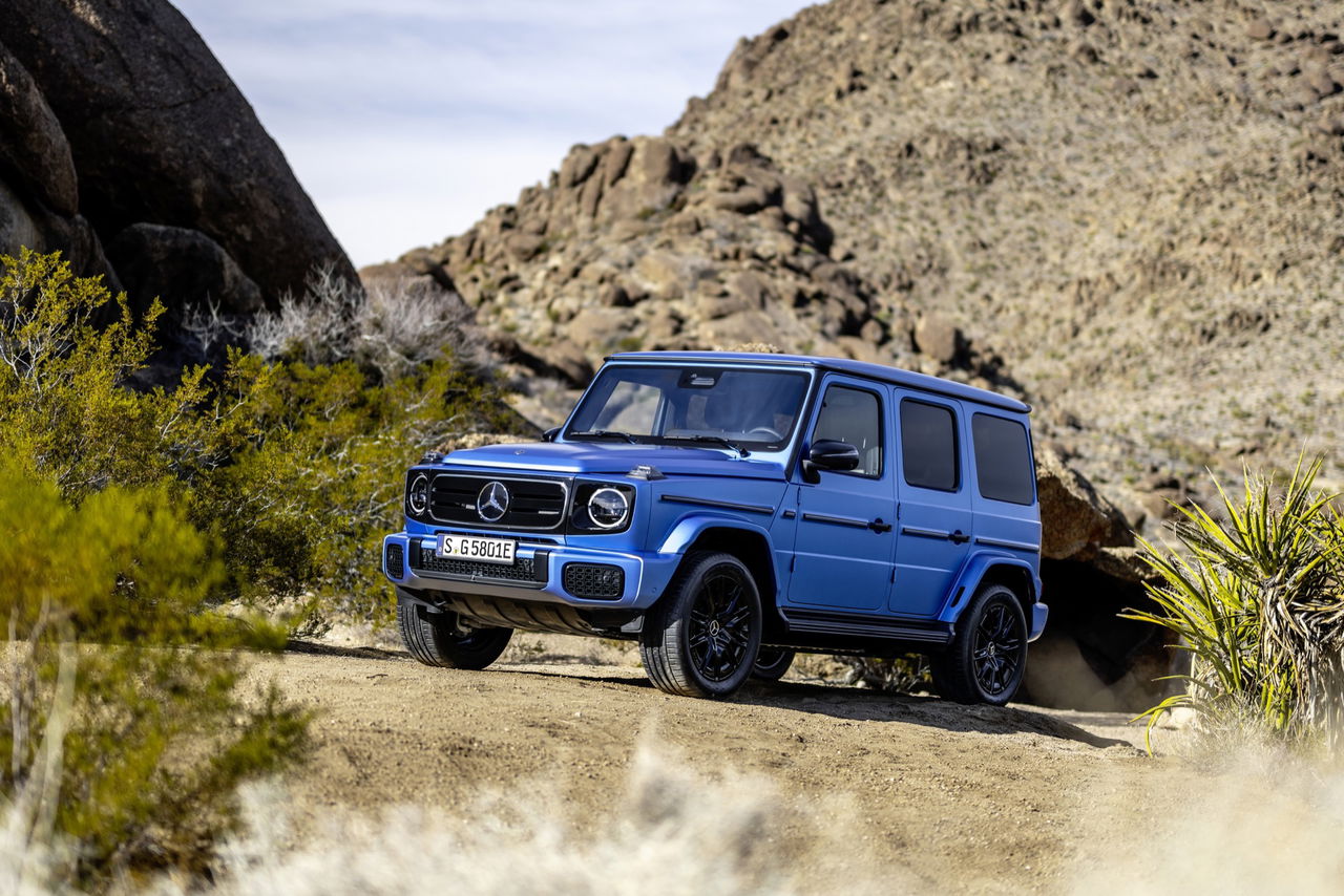 Vista lateral del Mercedes Clase G 580 eléctrico, mostrando su robustez y diseño icónico.