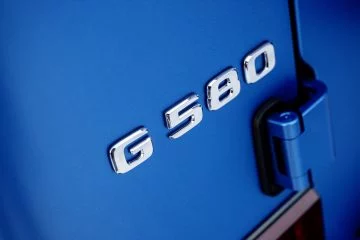 Vista cercana del emblema del Mercedes Clase G 580 eléctrico.