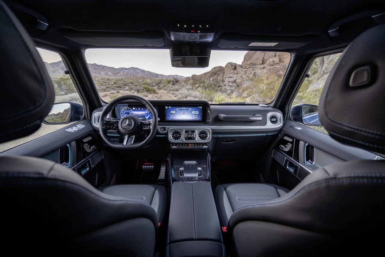 Vista interior del Mercedes Clase G 580 eléctrico mostrando acabados de alta calidad.