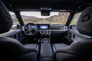 Vista interior del Mercedes Clase G 580 eléctrico mostrando acabados de alta calidad.