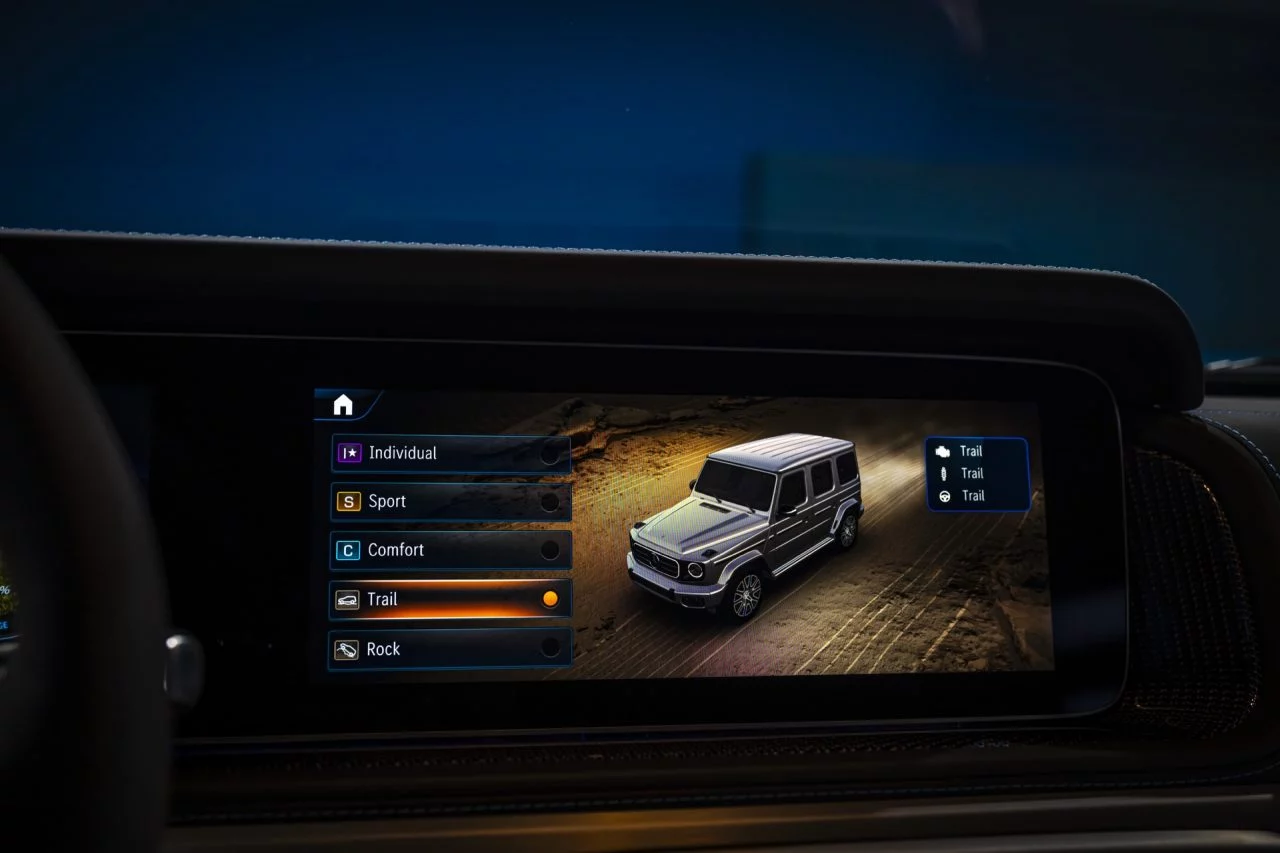 Pantalla de infotainment mostrando modos de conducción del Mercedes Clase G 580 eléctrico.