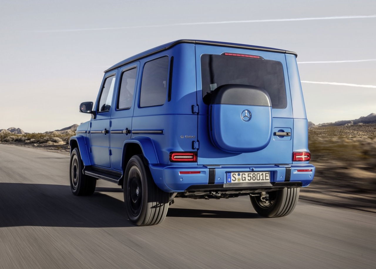 Vista dinámica del Mercedes Clase G eléctrico en movimiento, destacando su icónica línea lateral.