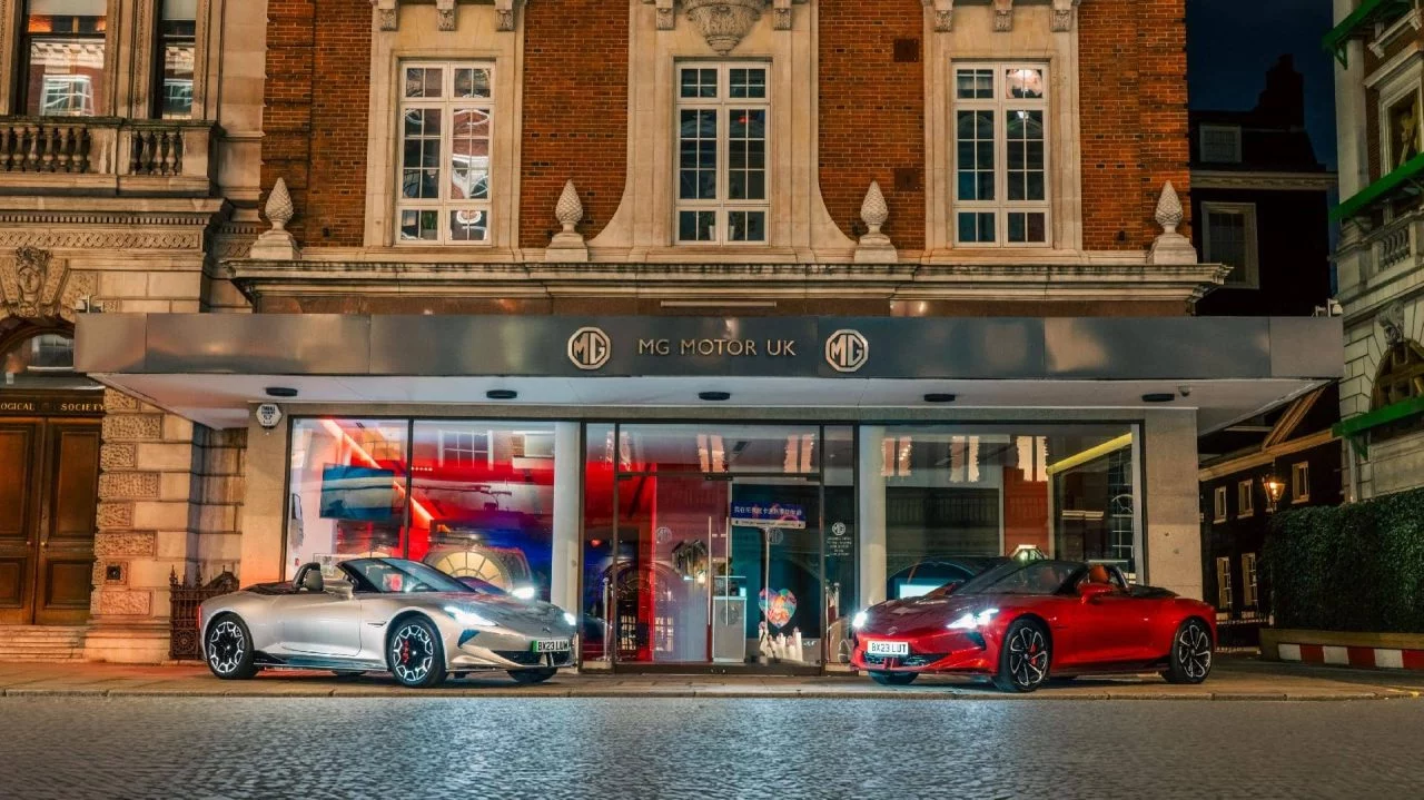 Vista nocturna de dos modelos de MG Motor UK, enfatizando su diseño y atractivo.