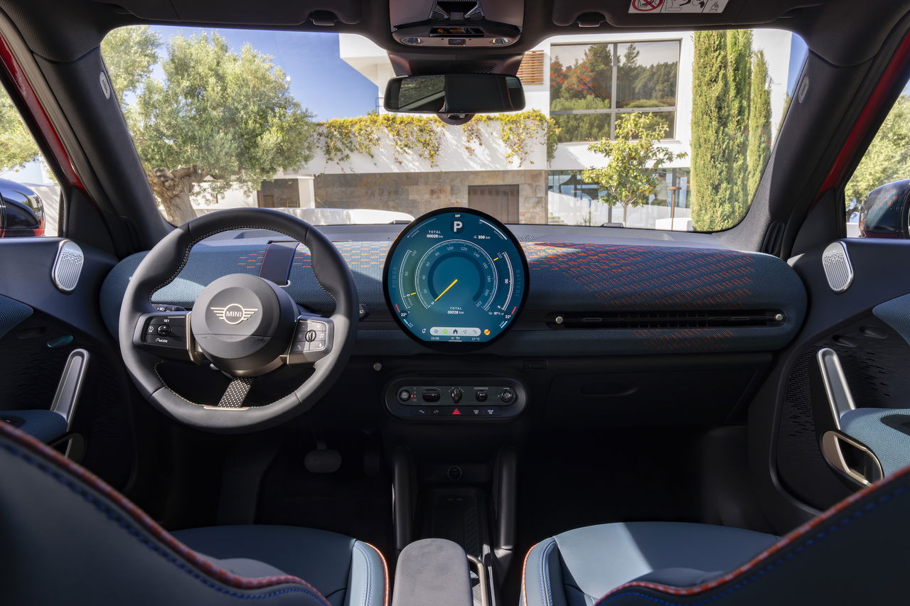 Vista del habitáculo con volante y cuadro de instrumentos digital del Mini Aceman 2024.